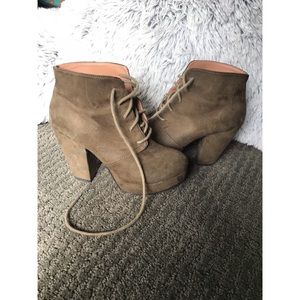 OLIVE GREEN Heeled Booties 💚